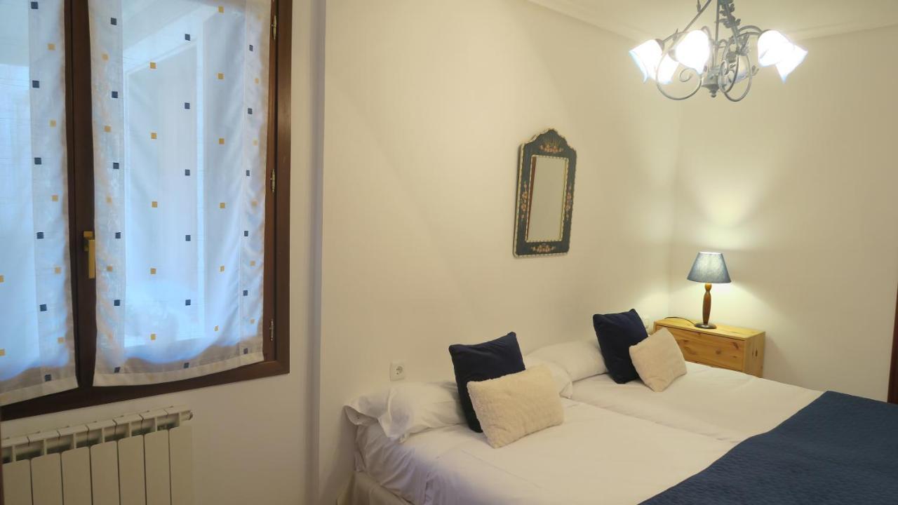 Apartamentos Palacio Azcarate Travesia Calvario Ezcaray Bagian luar foto